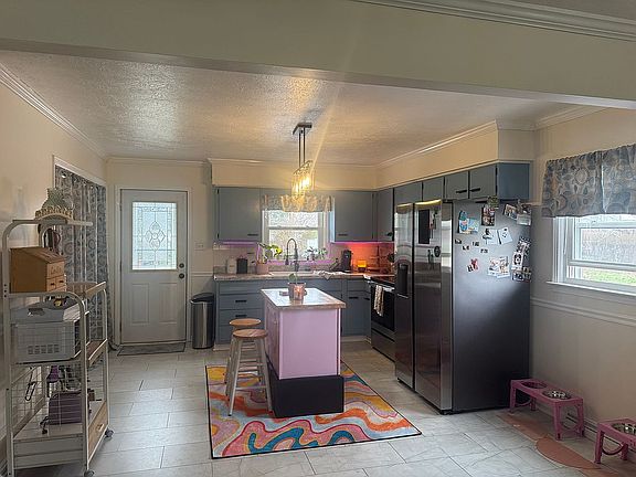 3rd image of 713 Hilltop Dr