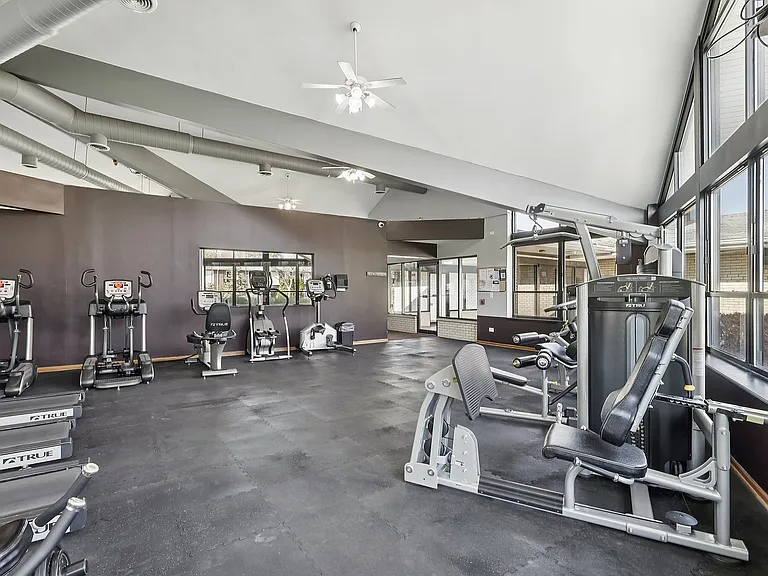 31-web-or-mls-Kennedy Dr-0611-910