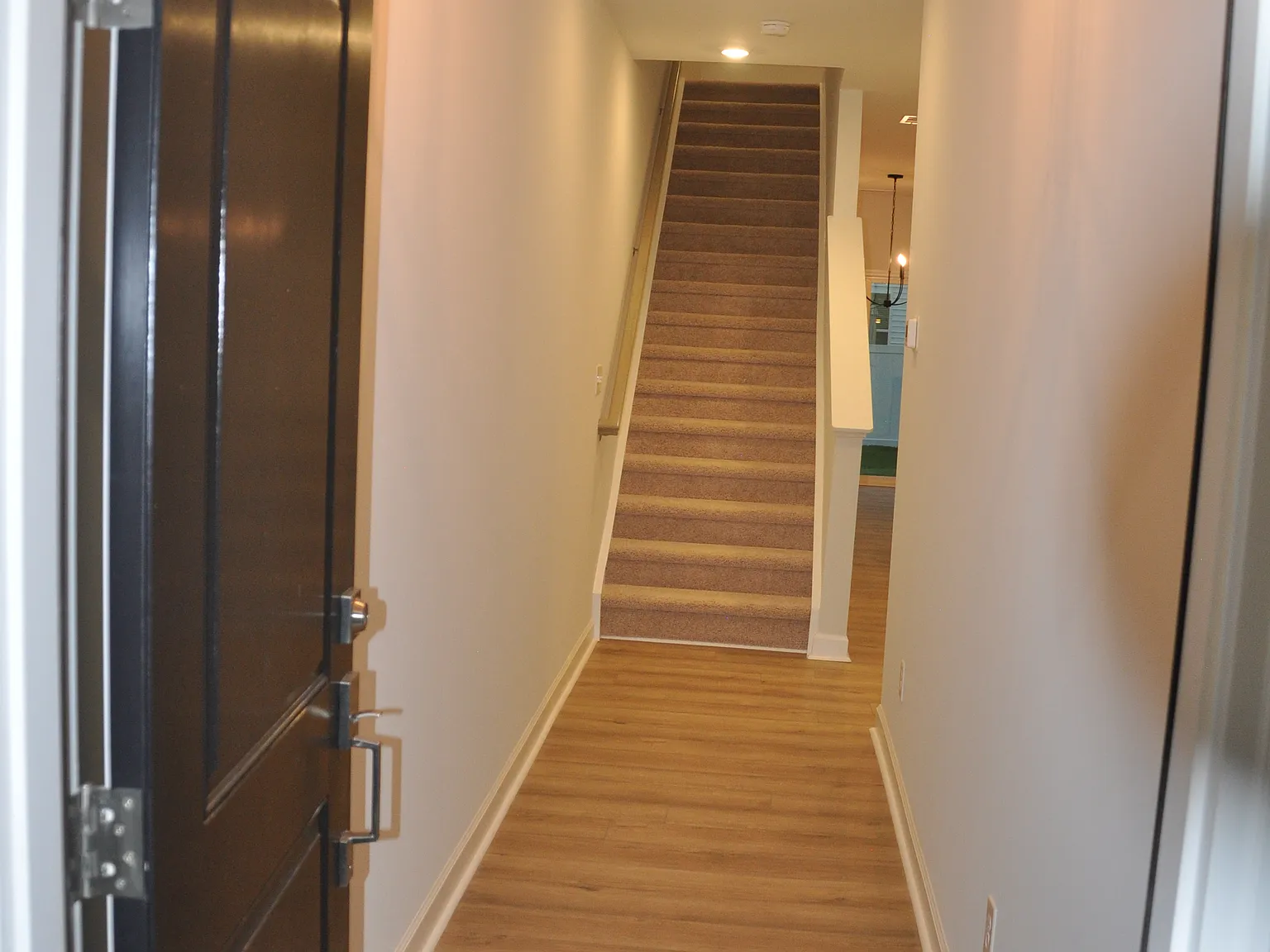 3 bed, 2.5 bath, 1940 sqft, $1,899 — Photo 3