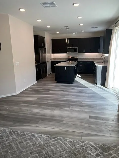 4 bed, 2206 sqft, $3,950 — Photo 4