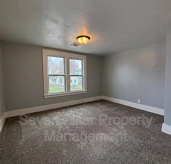 703 E 4th St — Photo 5