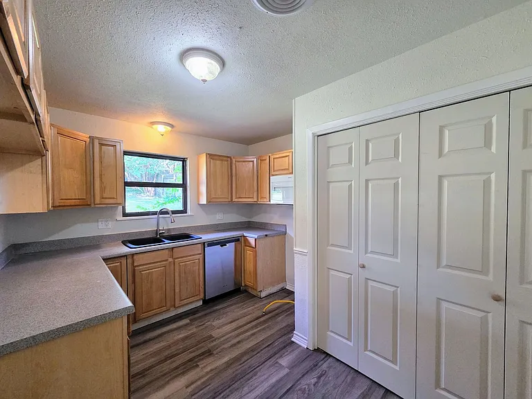 217 Ross Ave — Photo 21