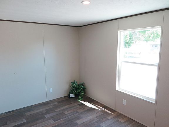 4th image of 2956 Parkway Dr