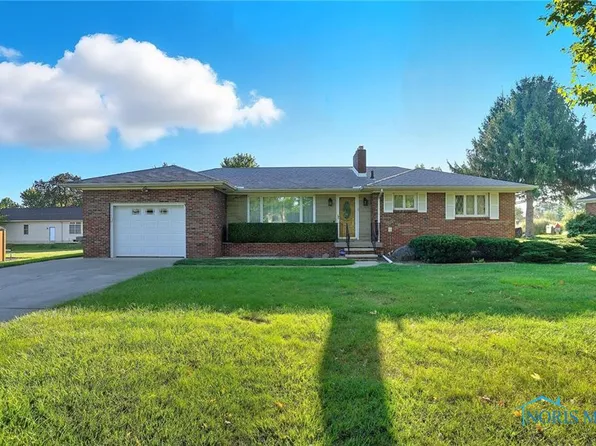 605 Valley Dr, Rossford, OH 43460