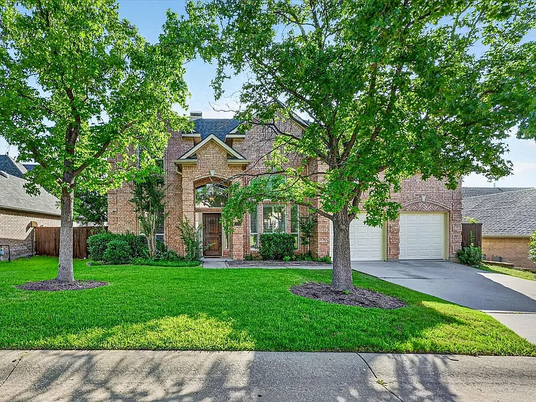 3102 Southwood Dr — Photo 1