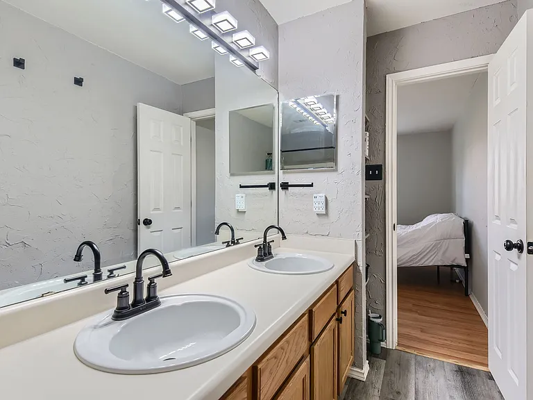 134 Bellair Dr — Photo 3