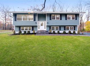 3 Devon Ct, Airmont, NY 10952