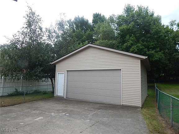 2nd image of 2352 Eastlawn Ave