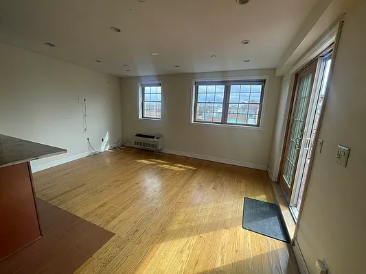 Rented by Metropolis International Realty Inc. | media 4