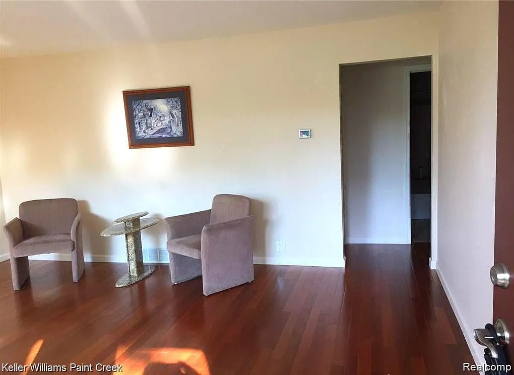 3 bed, 2.0 bath, 1755 sqft, $2,600 — Photo 2