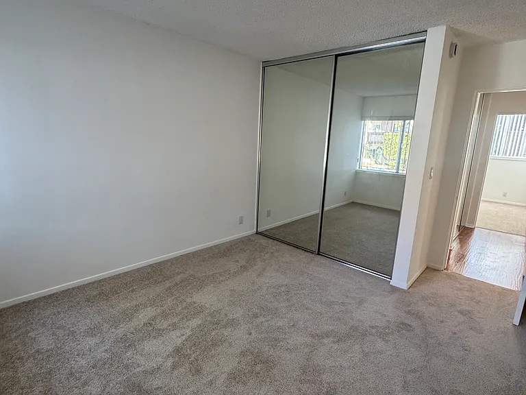 1307 Barry Ave — Photo 10