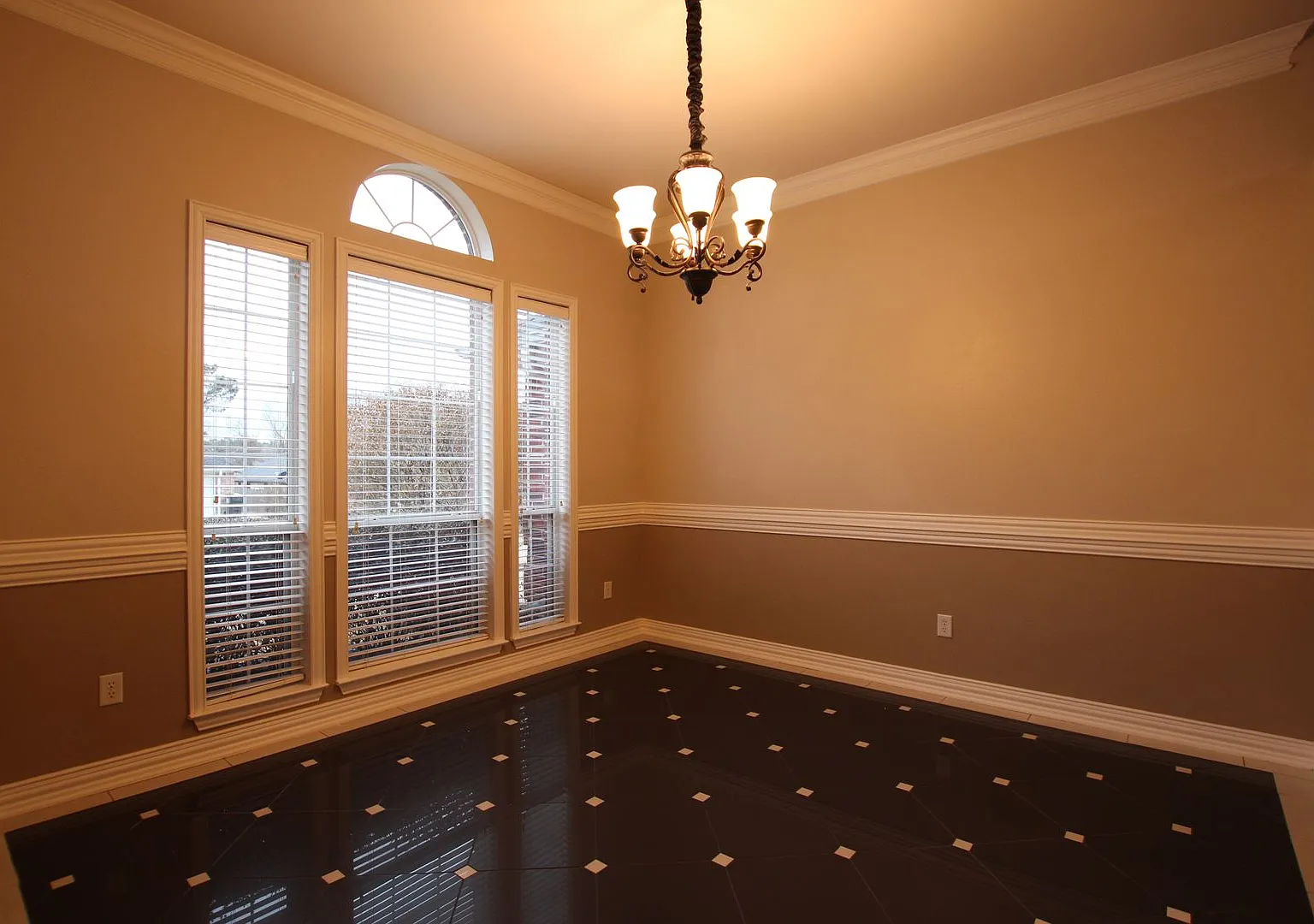 Coming soon: Beautiful 4 bedroom home in Oasis South! — Photo 4