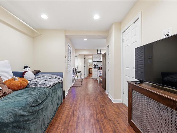 5th image of 39 Waverly St #1