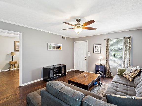 4th image of 330 Deer Point Dr