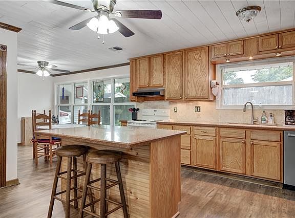 4th image of 526 Camellia Dr