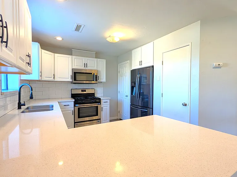 1514 N Elaine Way — Photo 5