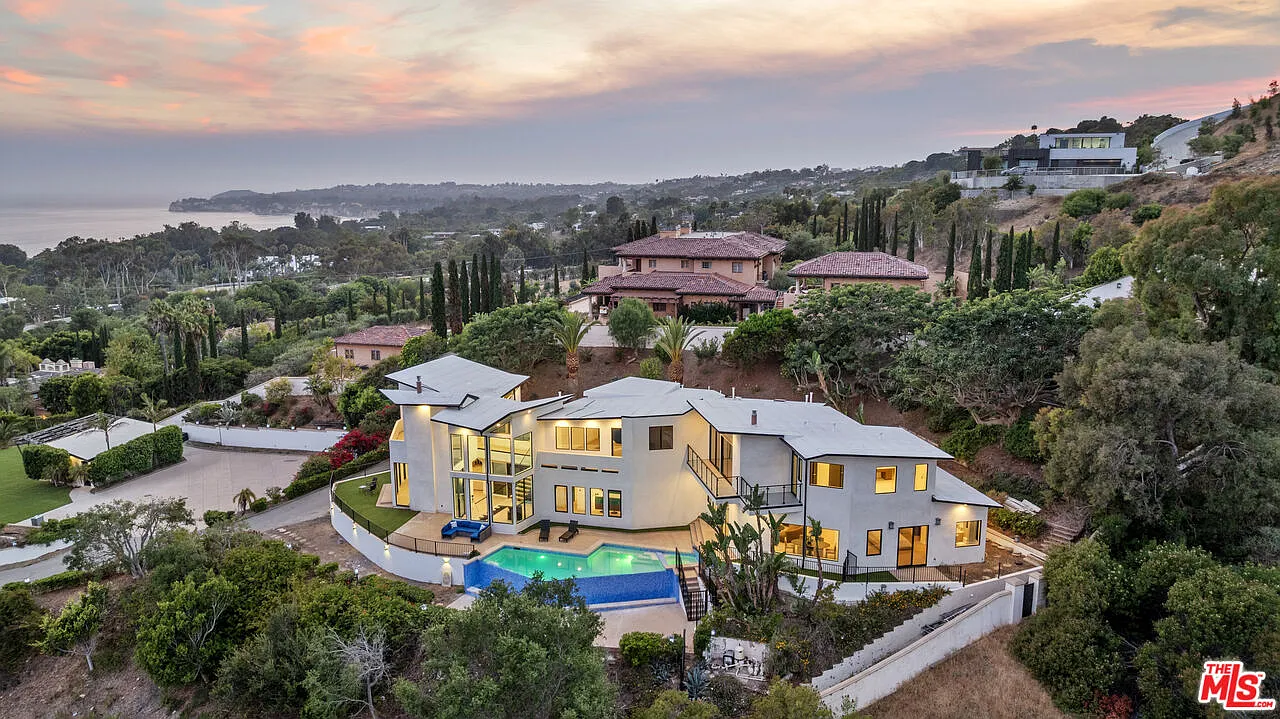 7 bed, 7.5 bath, 7400 sqft, $60,000 — Photo 1