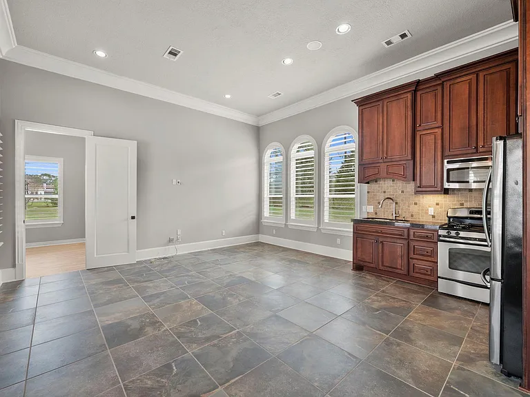 2102 Countryshire Ln — Photo 41