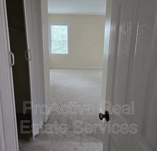 910 Colonial Ave — Photo 17