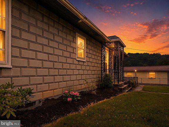3rd image of 71 Lewland Cir