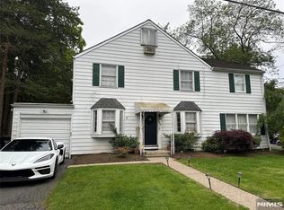 364 Kenwood Rd, Paramus, NJ 07652