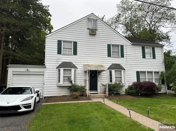 364 Kenwood Rd, Paramus, NJ 07652