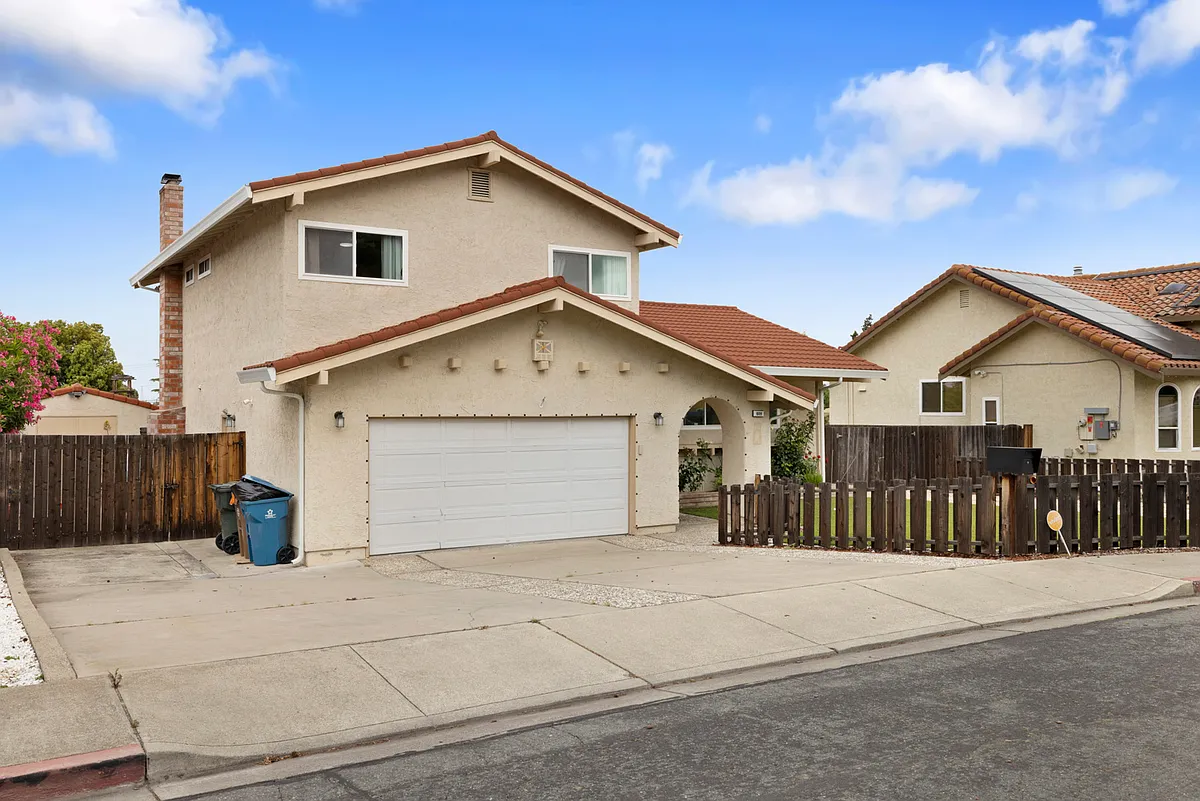 Extended driveway space for extra vehicles - Iglesia Ct