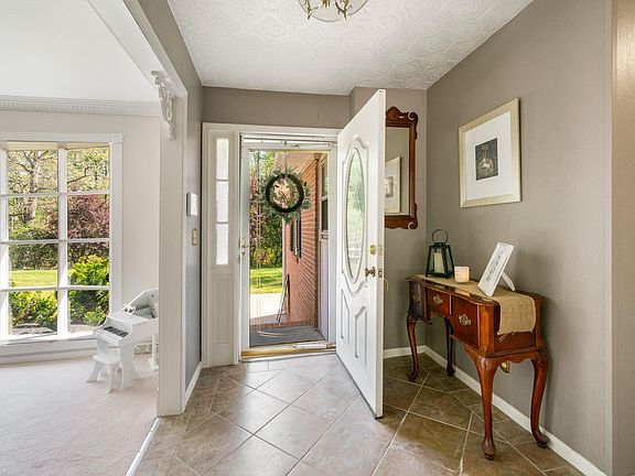 4th image of 6 Burlwood Ct