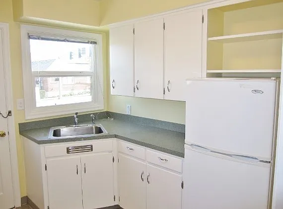 Spacious Mid-Century 1-Bedroom Ready Now! — Photo 4