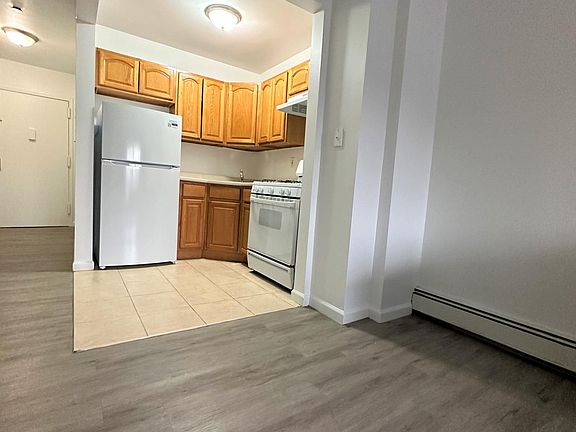 5th image of 752 E 217th St