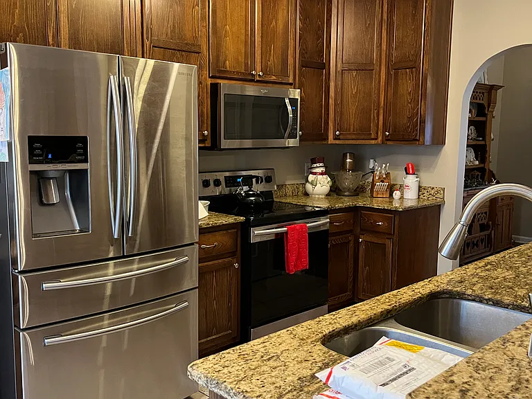 1018 Glastonbury Dr — Photo 6