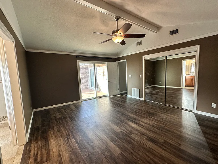 2724 Lexington Dr — Photo 9