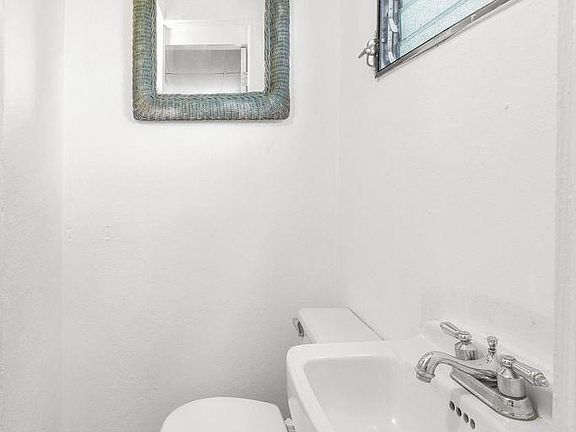 4th image of 310 Columbia Dr #1