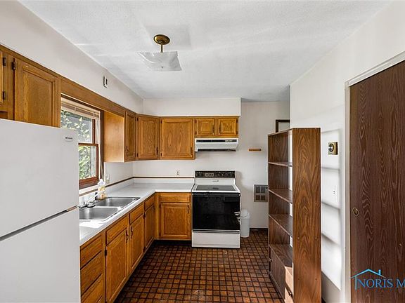 3rd image of 334 Park Dr N