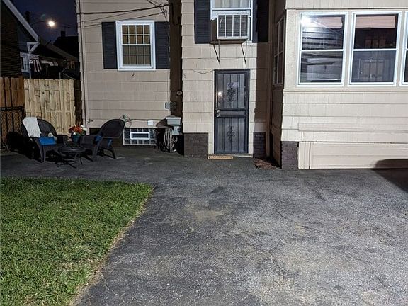 3rd image of 15403 Parkgrove Ave