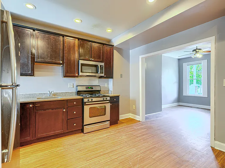 719 Denison St — Photo 3