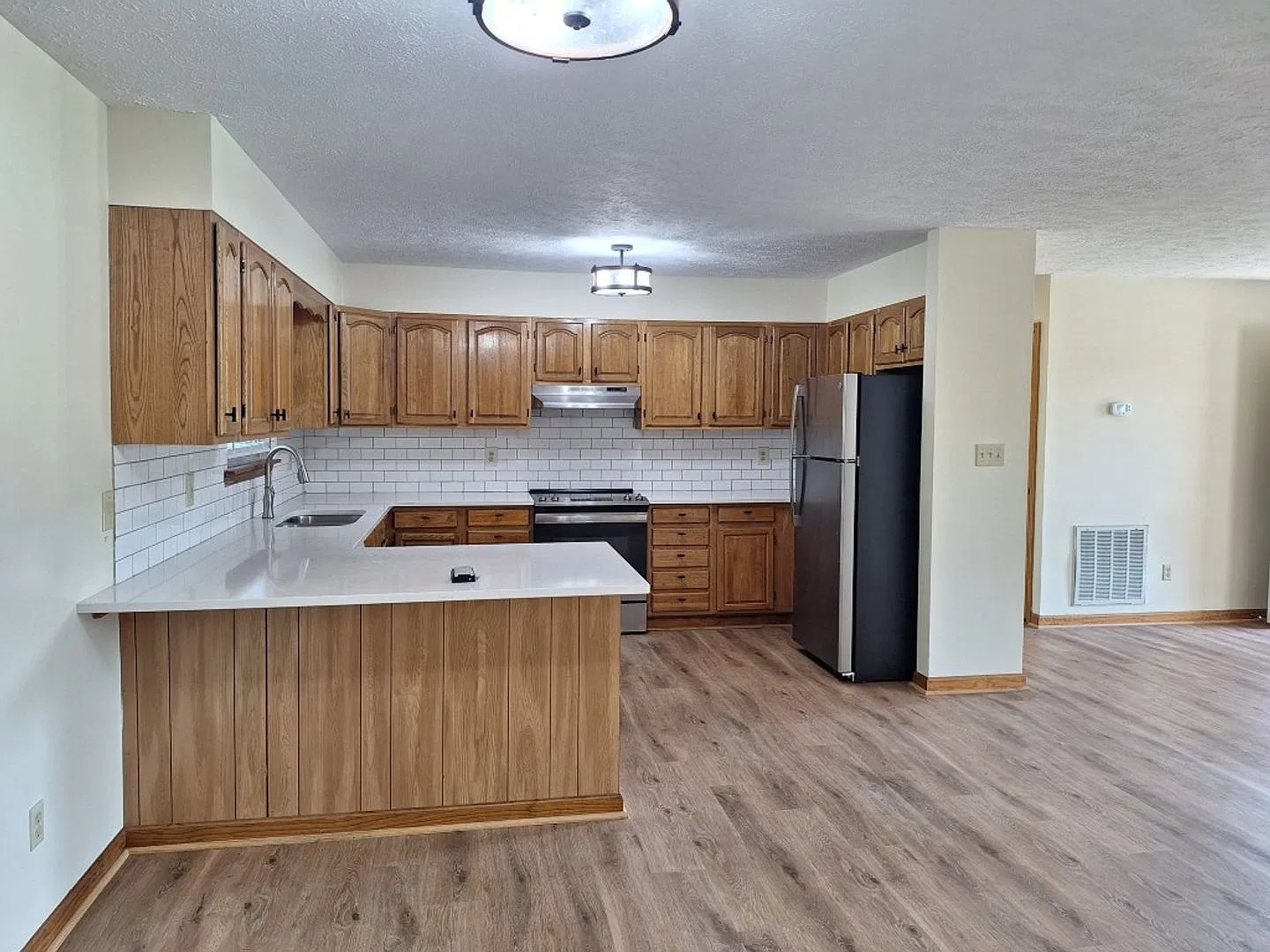 Duplex located in private and peaceful neighborhood close to Chapman Hwy — Photo 3