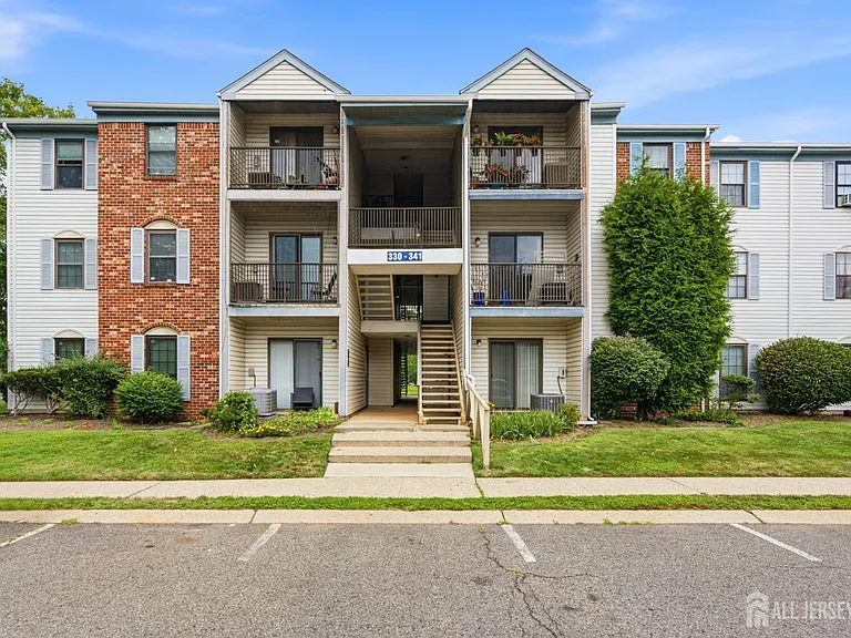 334 Lancaster Ct — Photo 1