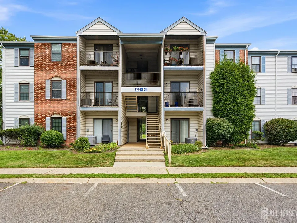 334 Lancaster Ct