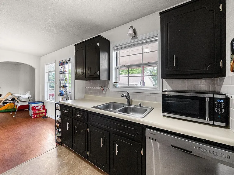 919 Van Buren Ave — Photo 10