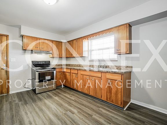 3rd image of 901 Leora St