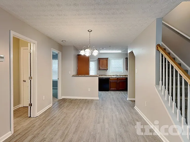 1047 Wedgewood Ct — Photo 4