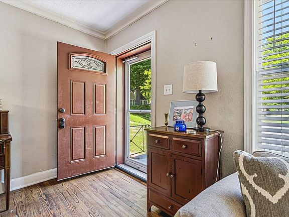 3rd image of 3832 Kenwood Ave