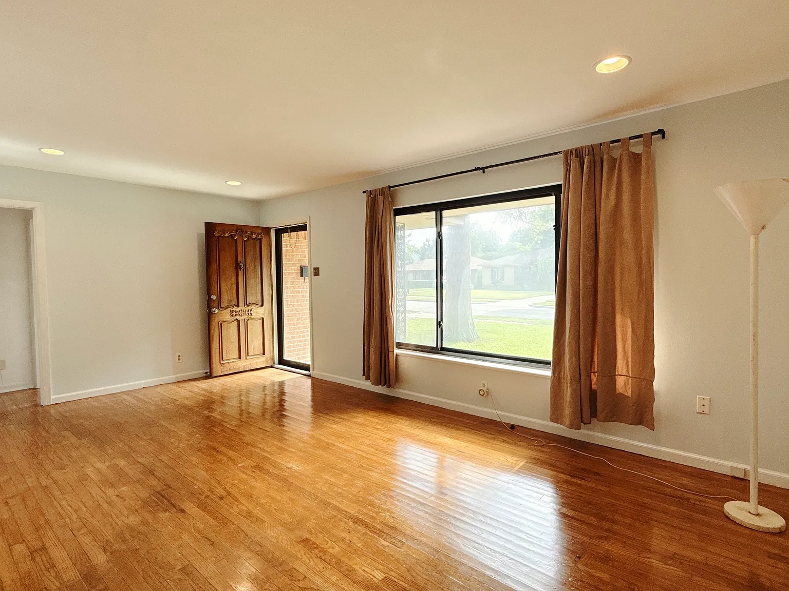 506 Classen Dr — Photo 2