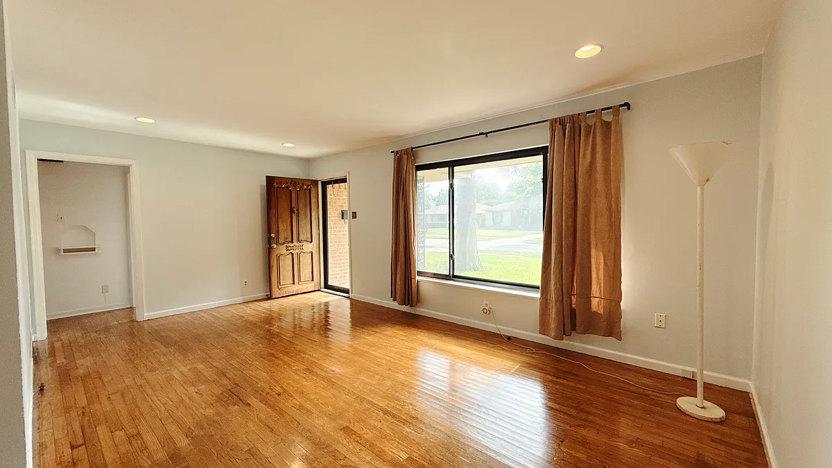 Building Photo - Classen Dr