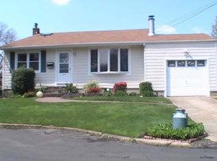 859 Carlton Rd, West Babylon, NY 11704