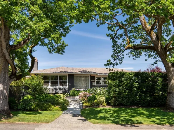 3311 Gibbs Rd, Oak Bay, BC V8P 4Y5