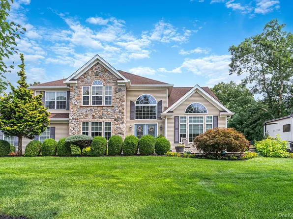 11 Horstead Court, Yaphank, NY 11980