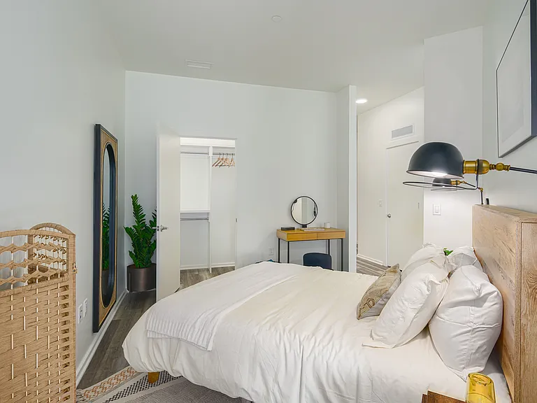 River House Apartments — Photo 9
