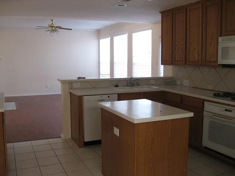 1086 London Dr — Photo 11